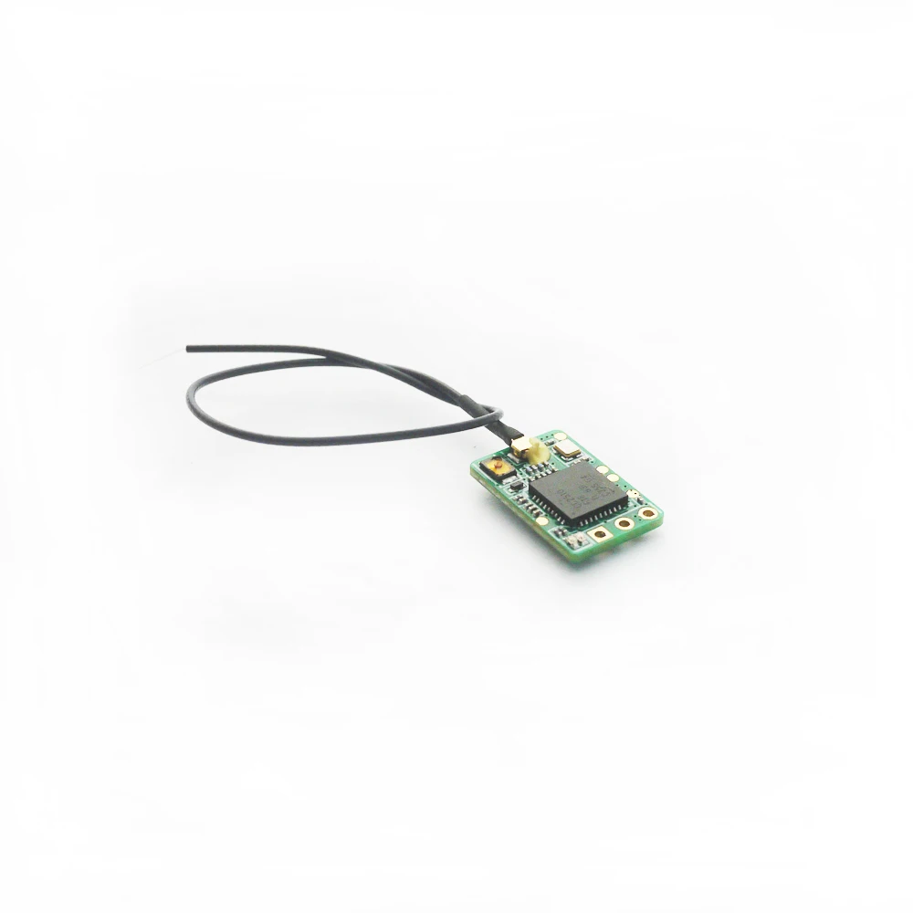 Récepteur FrSky XM Plus posé sur une pièce de 1 centime pour montrer sa taille réduite