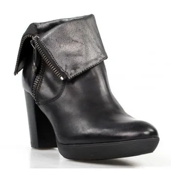 

Black ankle boots with plataforma.954