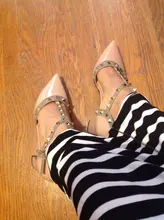 Sandalias de charol puntiagudas para mujer, zapatos con hebilla de remache grueso con tacón, salvaje delgada, verano 2021