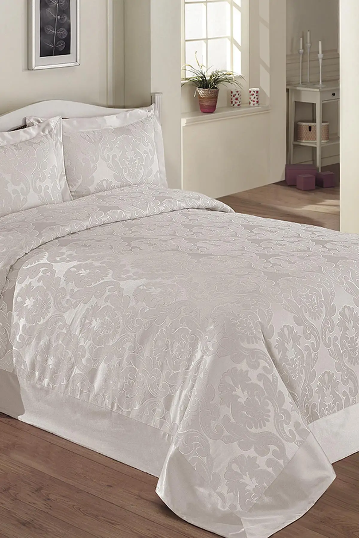

Damask Single Personality Luxury Bed Cover Cream