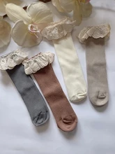 Primavera nueva 4 par/lote calcetines de niñas bebé largo Calcetines niños de la longitud de la rodilla de algodón suave bebé NIÑOS Calcetines de 1-6 años hasta la rodilla calcetines de encaje