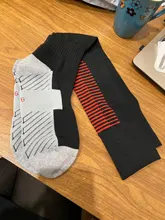 Calcetines deportivos profesionales para hombre y mujer, calcetín largo de esquí térmico, ciclismo de montaña al aire libre, ciclismo, correr, fútbol, color negro y rojo