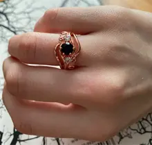 Huitan-Anillo de bruja para mujer, piedra negra única, ajuste giratorio, Diseño de banda, Color oro rosa, anillos de dedo de compromiso para mujer, venta al por mayor