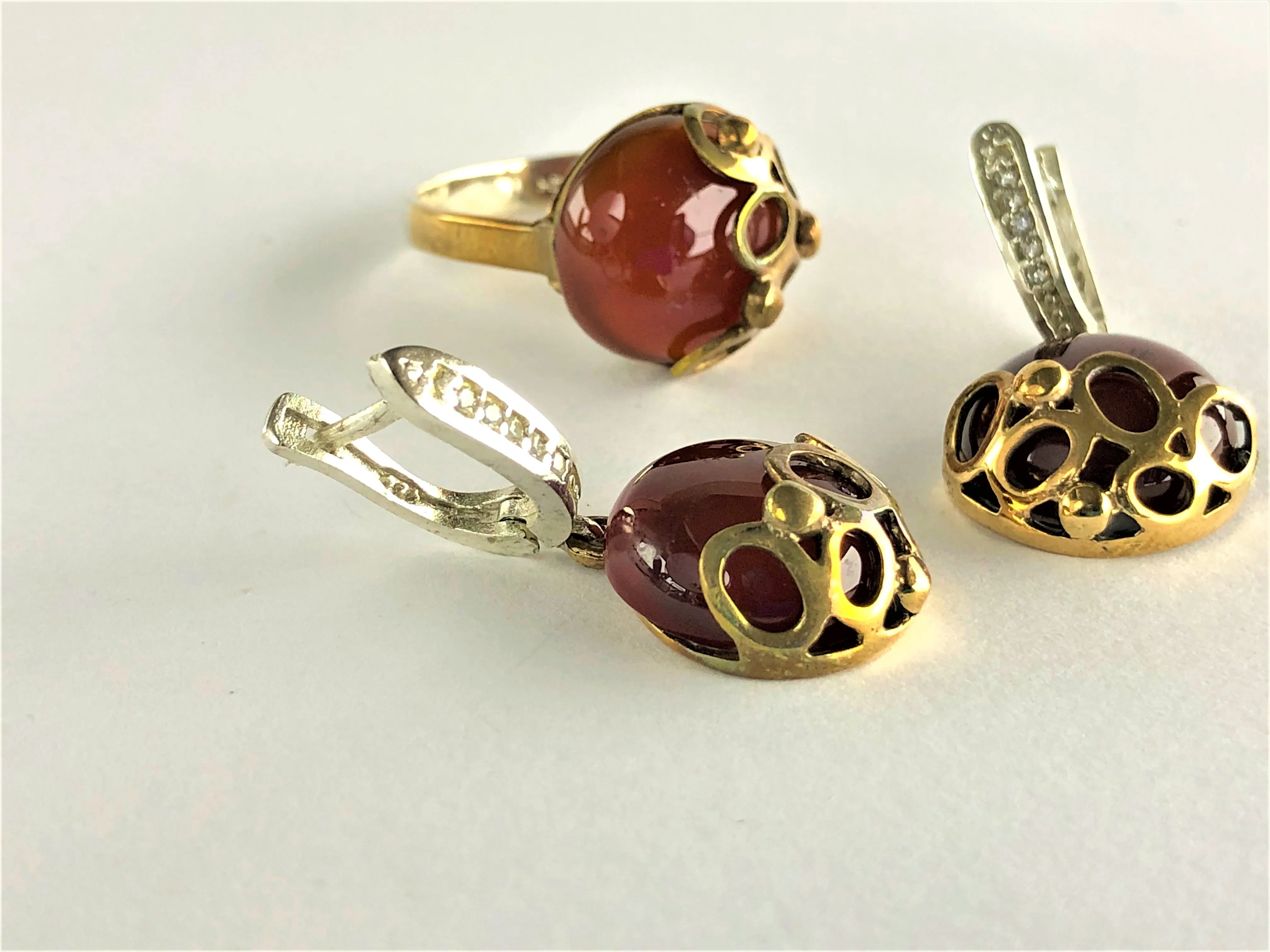 

Elegant stralig silver 925 ring with big red round stone and gold bezel round pattern