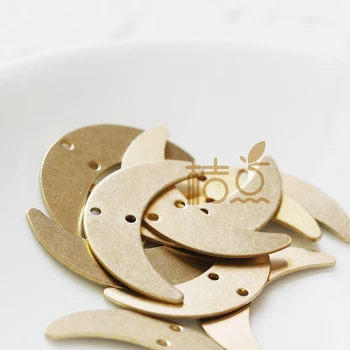 

10 Pieces Raw Brass Moon - Crescent - Charm 28x16mm (4422C-Q-52)