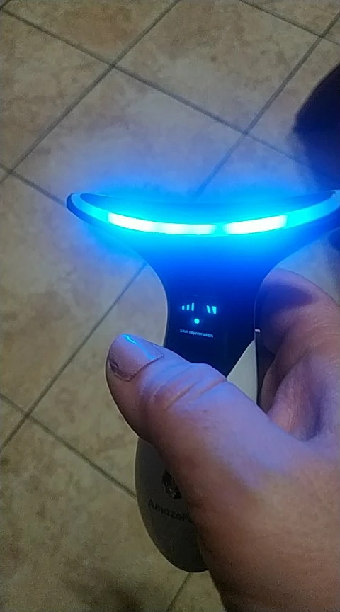 Отзыв о товаре AmazeFan Против морщин на шее Подтяжка для лица и шеи Устройство красоты Светодиодная фотонная терапия Уход за кожей EMS Затянуть шеи Массажер Ум... от пользователя R***r