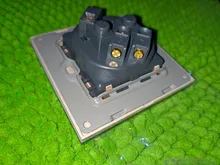 Coswall-Panel de alimentación de vidrio templado para pared, enchufe con conexión a tierra 16A, enchufe europeo, ruso, España, con cerradura protectora para niños