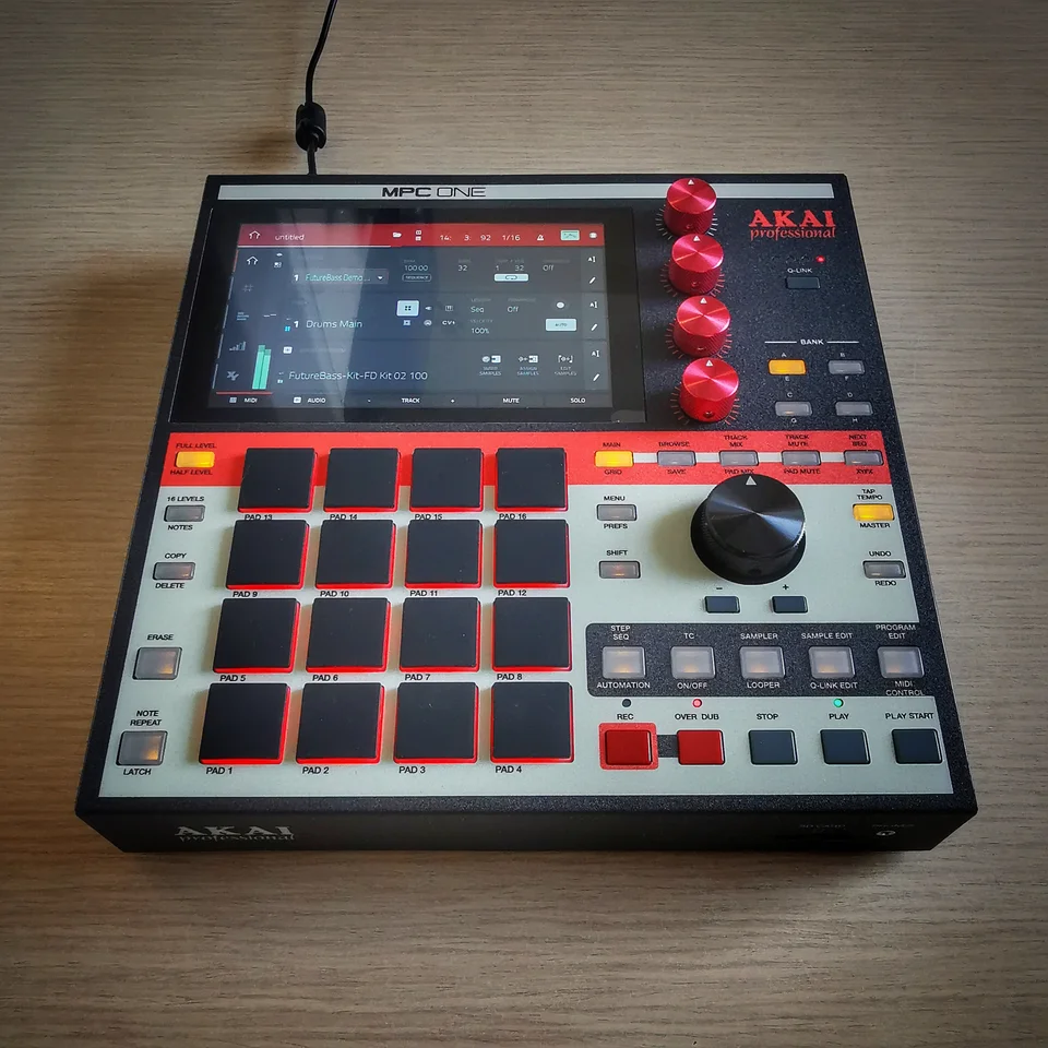 AKAI MPC ONE+ 赤 Akai Professional MPC One+ Standalone Music Production