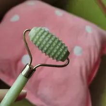 Masajeador de rodillo de Jade para rodillo Facial Gua Sha Jade Stone, masajeador Facial de belleza, levantamiento de cara delgada, herramientas de cuidado para la piel Facial antiarrugas