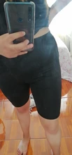 Pantalones cortos elásticos para dama, shorts de chándal, con estiramiento básico en color negro oscuro, estilo veraniego