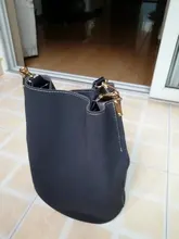 Bolso de mano de banda ancha de diseño de marca para mujer, bolso de hombro de PU de cubo de lujo, de un solo hombro, de gran capacidad, de color sólido