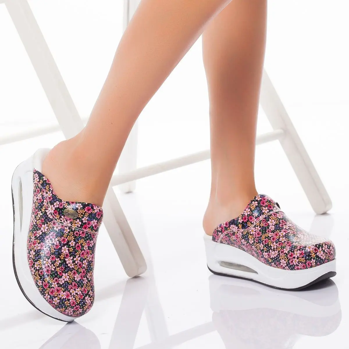 

2022 New Orthopedic Sabo Women Slippers Sandals Shoes Nurse Doctor Hospital Medical Casual Quality Soft Comfort Anti-Slip Clogs
