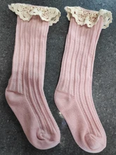 Envío gratis niños hasta la rodilla calcetines de encaje con material barato calcetines chico princesa niñas calentadores de la pierna del bebé de algodón