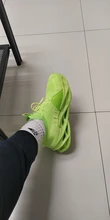 Zapatillas deportivas transpirables de malla para hombre y mujer, calzado ligero y suave y grueso con agujeros para parejas