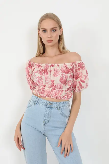 여성의 여름 패션을 밝히는 여성용 블라우스 패턴