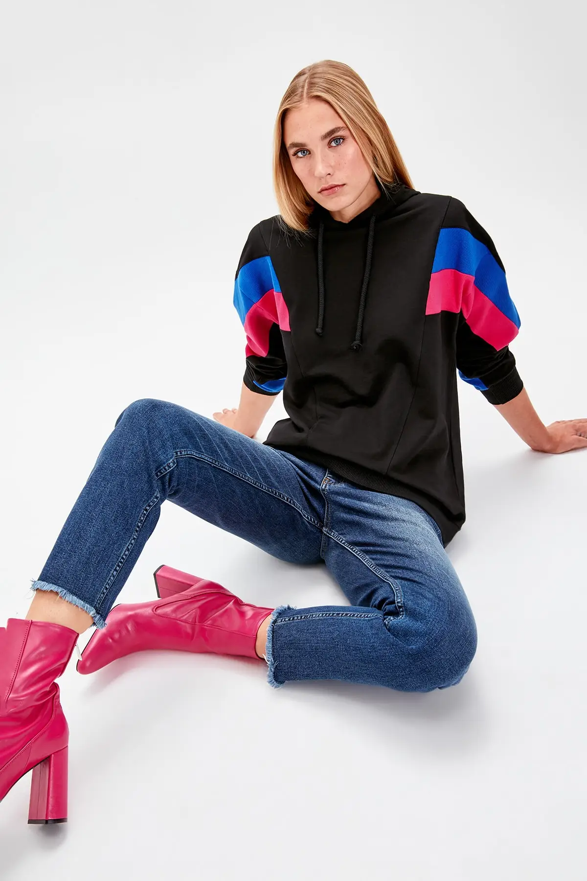 Трикотажный свитер бойфренд Trendyol черного цвета с цветными блоками