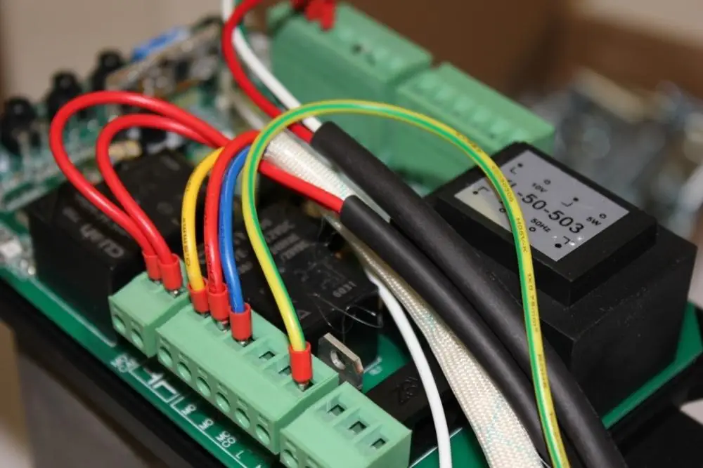 Привод для откатных ворот DKC500 Home Gate. Дополнительно может быть добавлено сигнальная лампа, GSM модуль, Фотоэлементы. Быстрое открытие откатные ворота