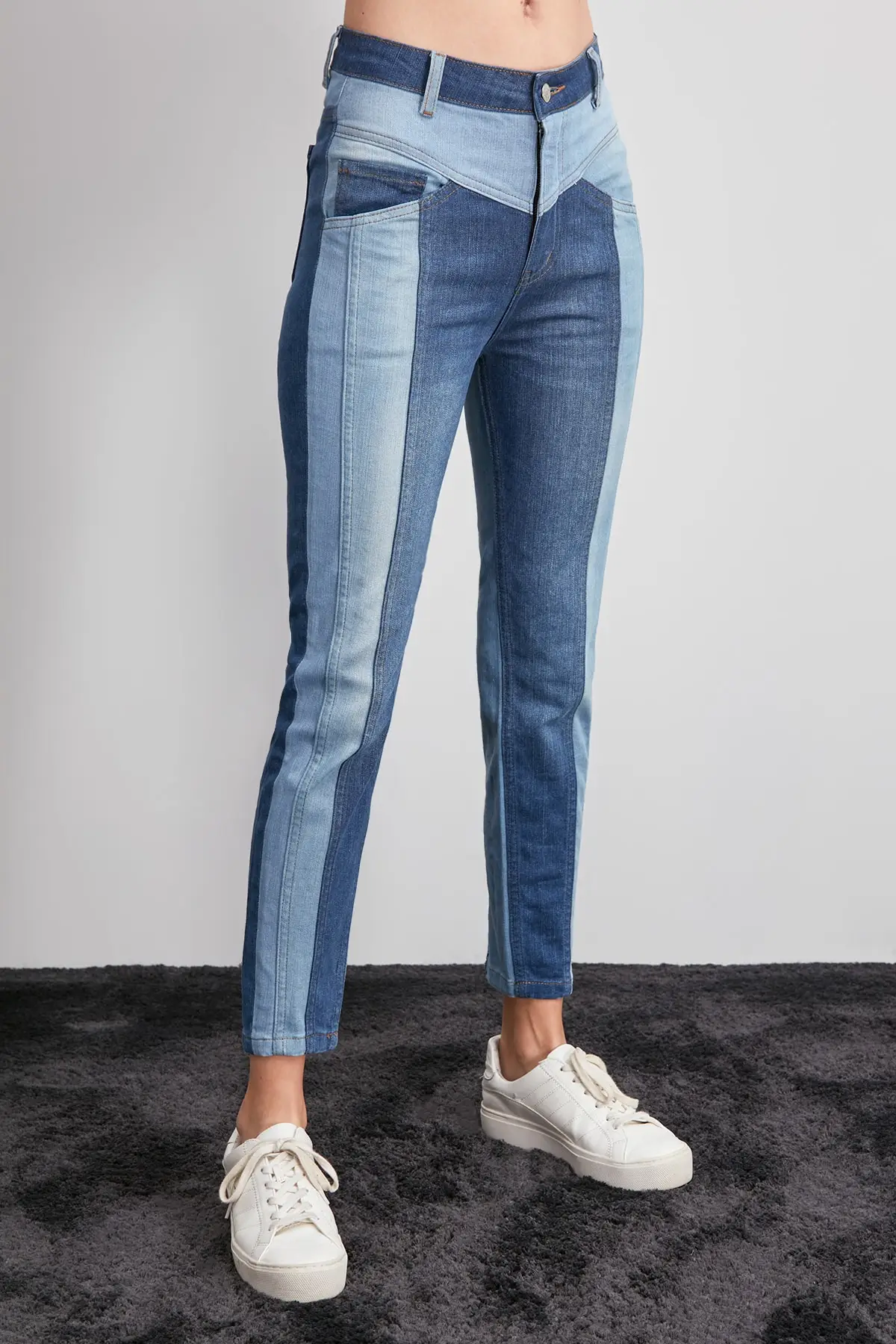 Trendyol джинсы с высокой талией и цветными блоками TWOAW20JE0159