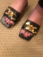 Zapatillas de tacón plano para mujer, sandalias de cuero con punta descubierta, decoración de cadena, de verano