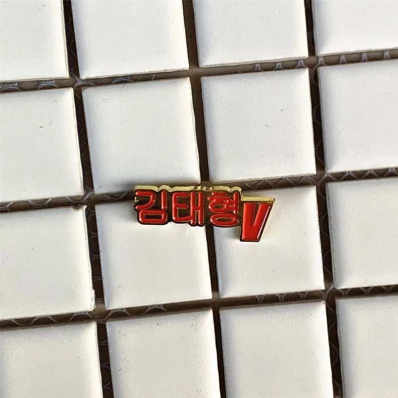 Metal Brooches Pin Bangtan Boys Broche Male SEVENTEEN TWICE GOT7 Lapel Pin BLACKPINK JIMIN JUNG KOOK V SUGA RM EXO Brooch YH368 - Окраска металла: V