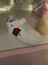 Zapatos de cuero de moda para bebé recién nacido, calzado informal de fondo suave, parche antideslizante cómodo, zapatos blancos y rojos para bebé y niña pequeña