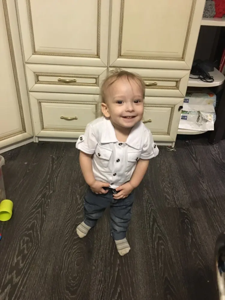 мужчина с ребенком за руку. сыну 3 года он не разговаривает. сыну почти. сыну почти. кормление бездомных собак.