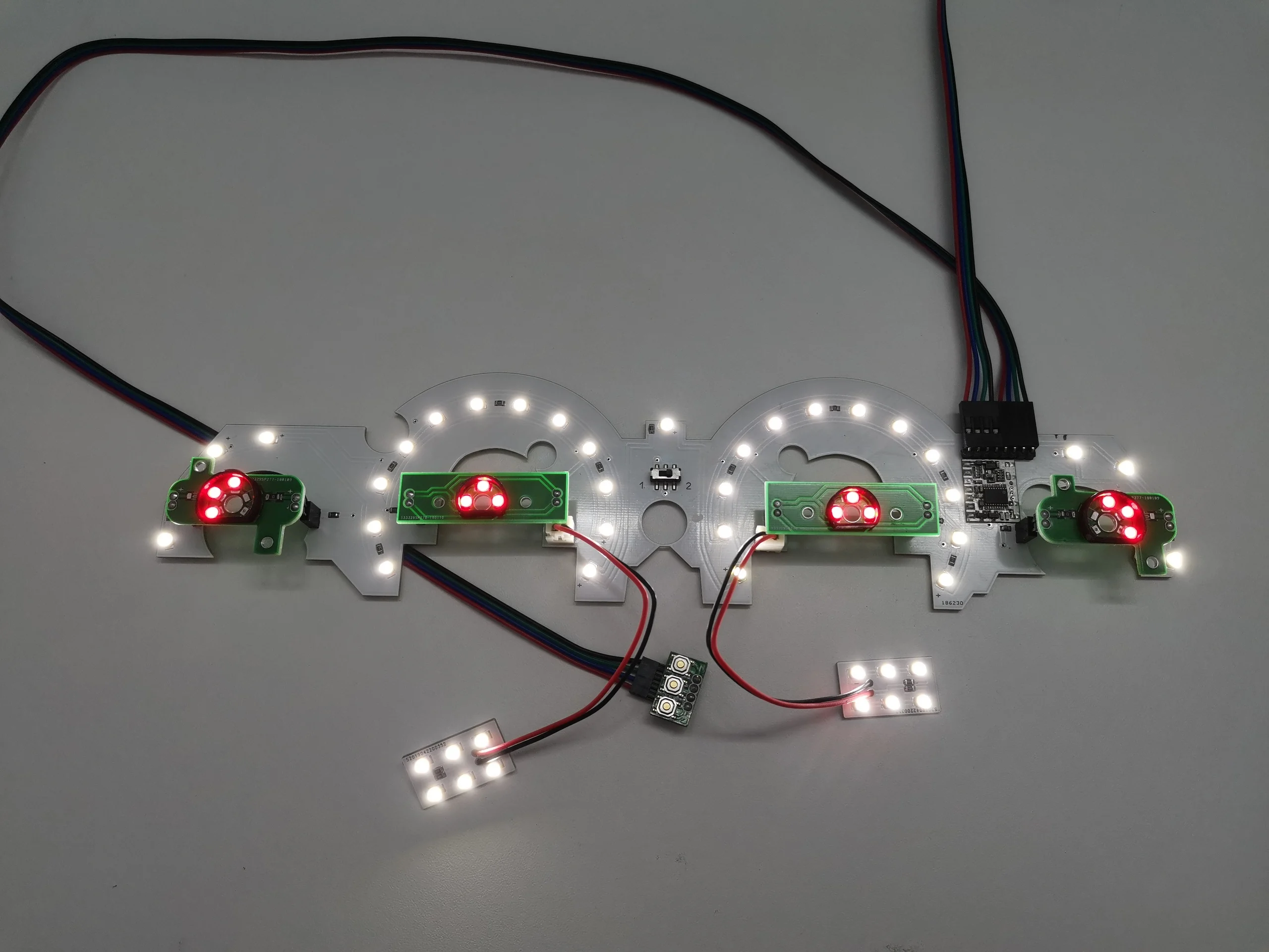 Почему светодиоды. Плата led подсветки приборной панели 2110. Плата плавного розжига на подсветку приборной панели. Плата со светодиодами с линзами.