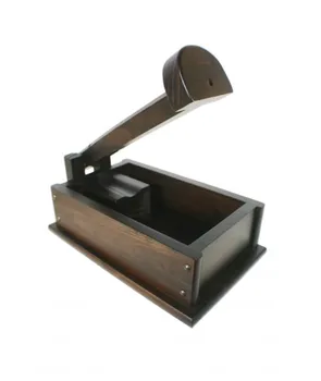 

Box container with breaker for nuts. Measures: 15x30x19 cm.
