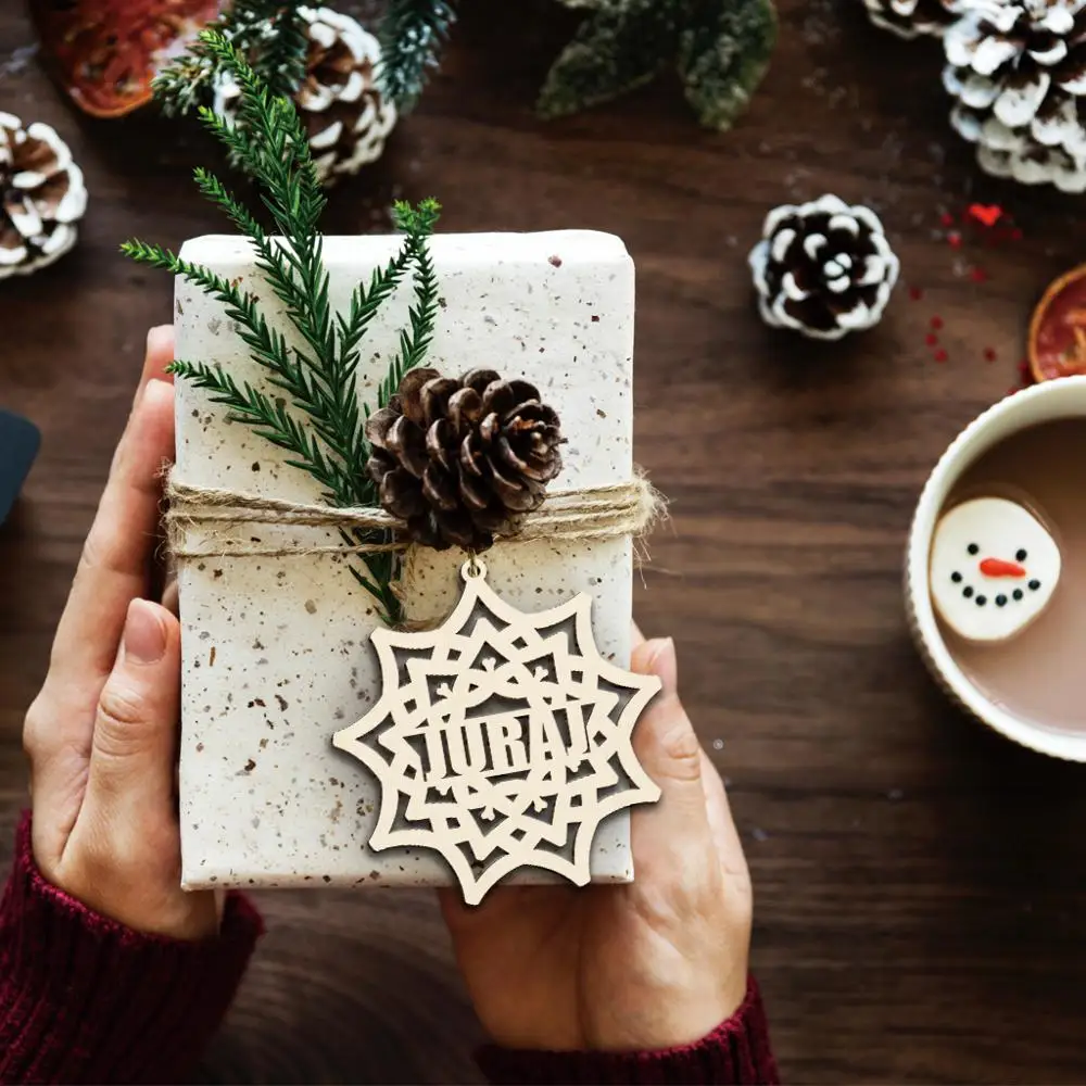 

10pcs Personalized Snowflake Place Cards Christmas Table Setting Tag Snowflakes Name Cards for Gift Wrapping Christmas Tree