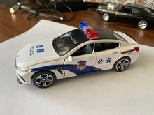 Coche de juguete de aleación fundido a presión M8 para niños, modelo de policía, luz de sonido de simulación, tira trasera de 6 puertas, vehículo de juguete abierto, regalos, 1/32