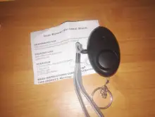 Alarma de seguridad Personal de emergencia portátil, autodefensa, 130 decibeles, luz LED, llavero de seguridad, pedante para mujer y niño