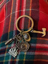 Llavero creativo de Metal con gorro de bombero, 1 Uds., llavero de llama, alarma de fuego, llavero con insignia de héroe, regalo