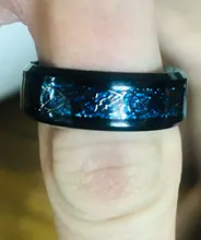 Hombre anillo rojo fibra carbono verde dragón negro con incrustaciones de confort ajuste anillos de acero inoxidable para los hombres de boda diamante anillo anillos boda banda