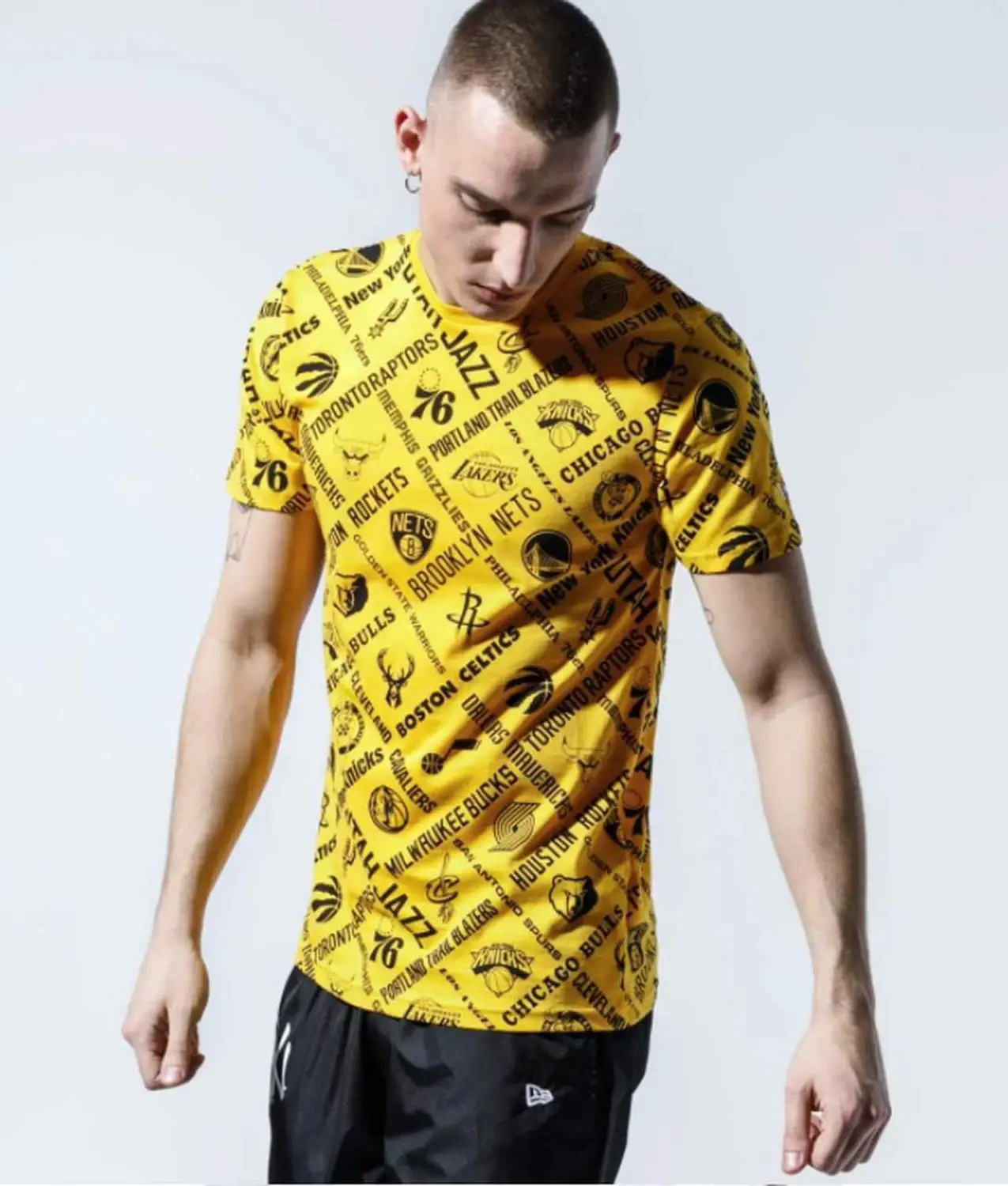 Желтая футболка с принтом новой эры и оборудованием для печати NBA|Футболки| |