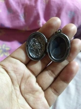 Collar con colgante de flor tallada ovalada a rayas para mujer, medallón Vintage de latón antiguo con apertura, caja de fotos, joyería