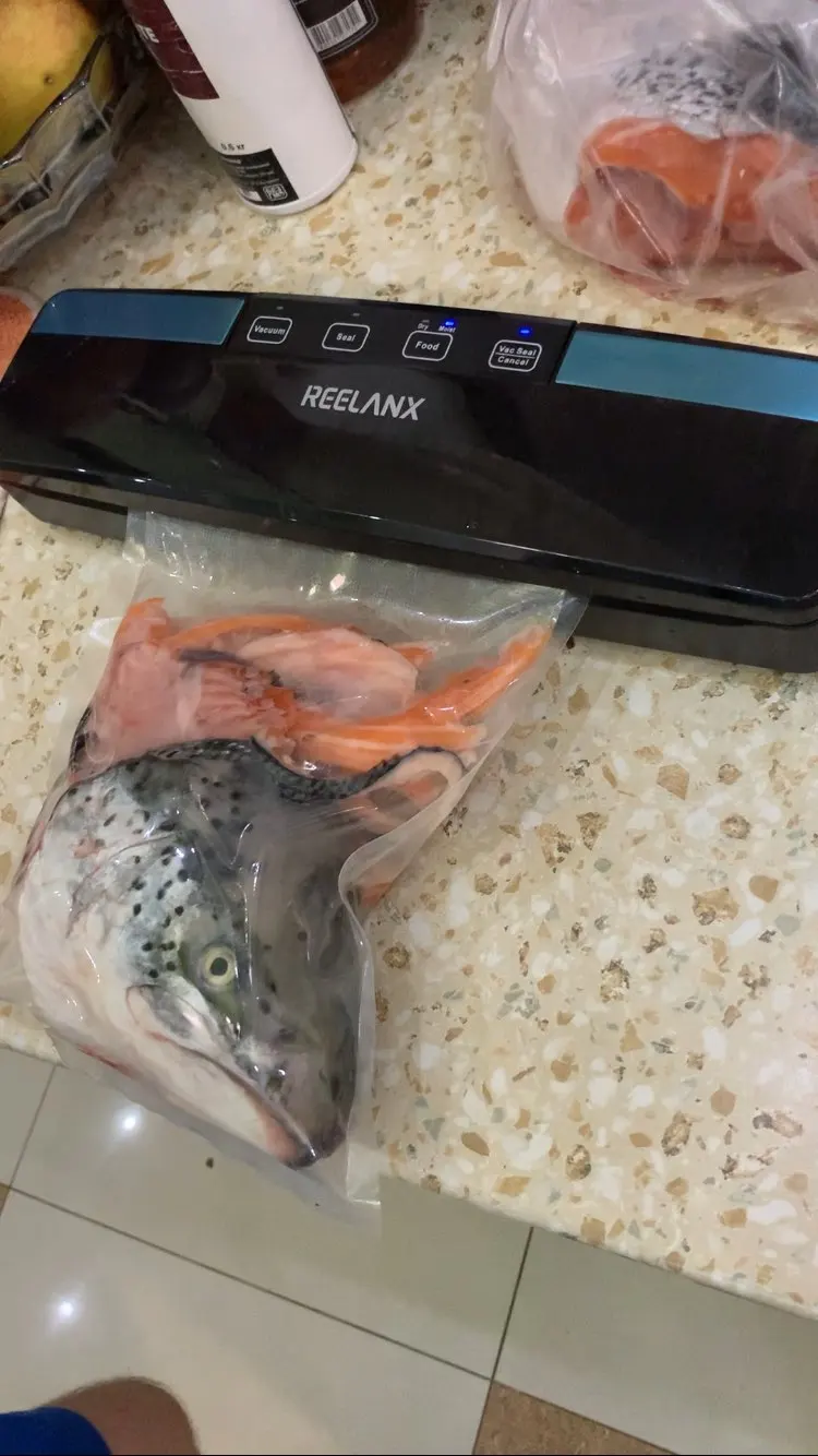 Отзыв о товаре Лучший автоматический вакуумный упаковщик для пищевых продуктов REELANX Vacuum Sealer V2 125 Вт с функциями вакуумная упаковка, встроенный резак, вакуумные пакеты 10 шт бесплатно от пользователя A***y