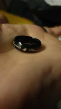 Vnox-anillo personalizado de acero inoxidable con borde biselado para hombre y mujer, sortija de boda negra con letras y fecha