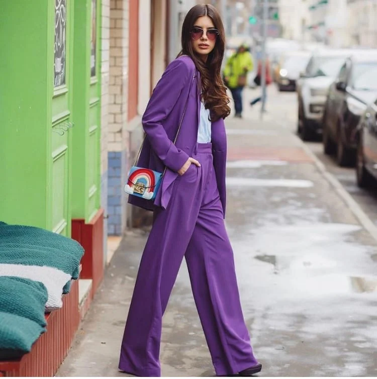 Костюм женский спортивный брюки палаццо. Костюм с брюками палаццо женский. Брючный костюм женский с брюками палаццо. Спорт костюм с брюками палаццо. Костюм брючный брюки палаццо сиреневый.