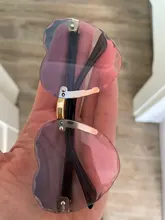 Gafas de sol sin montura con forma de corazón para niños, anteojos de sol deportivos a la moda, con Lentes rojas en color gris y Rosa, con UV400