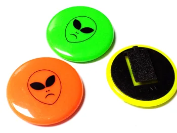 

50X Wholesales Alien Badges Vintage Favour Pinata School Bag Birthday Party Favors Gift Novelty Birthday Prize Cake Decoration