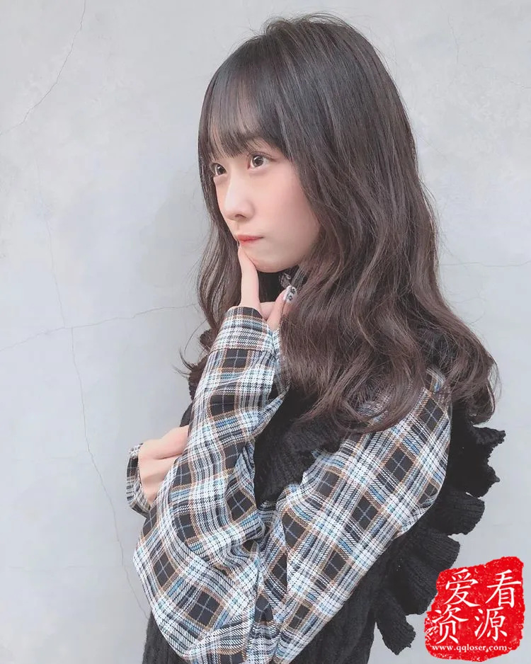 报告老师，您的学生八木ひなた在居酒屋上班，客人都挤爆了！