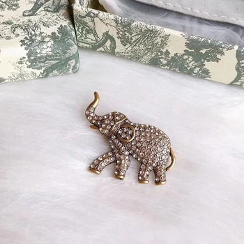 

C1882 Fashionable little elephant pin clasp JA letter su xing xing bee pearl brooch high-grade feminine dress collocation pinJD