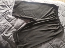 Pantalones cortos elásticos para dama, shorts de chándal, con estiramiento básico en color negro oscuro, estilo veraniego