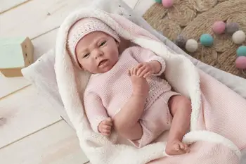 

Drink REBORN 98059 LAURA DE ARIAS. With pink suit, with matching beanie. Includes blanket, pacifier and plush. IT MEASURES 40CM