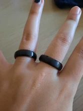 Vnox-anillo personalizado de acero inoxidable con borde biselado para hombre y mujer, sortija de boda negra con letras y fecha