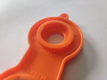 Herramienta de limpieza Universal, llave de cuatro burbujeador, desmontaje de salida, grifo de agua, lados amarillos