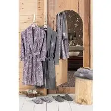 

AİLE BORNOZ SETİ (YÜKSEK KALİTE) %100 PAMUK (MODEL:ŞAL DESEN) RENK: LİLA/GRİ