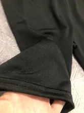 Pantalones cortos elásticos para dama, shorts de chándal, con estiramiento básico en color negro oscuro, estilo veraniego