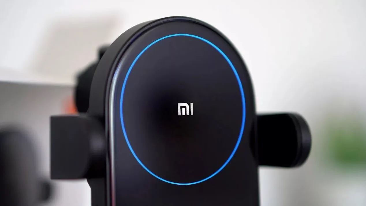 Автомобильное зарядное устройство в держателе Xiaomi Mi Wireless Car Charger 20W