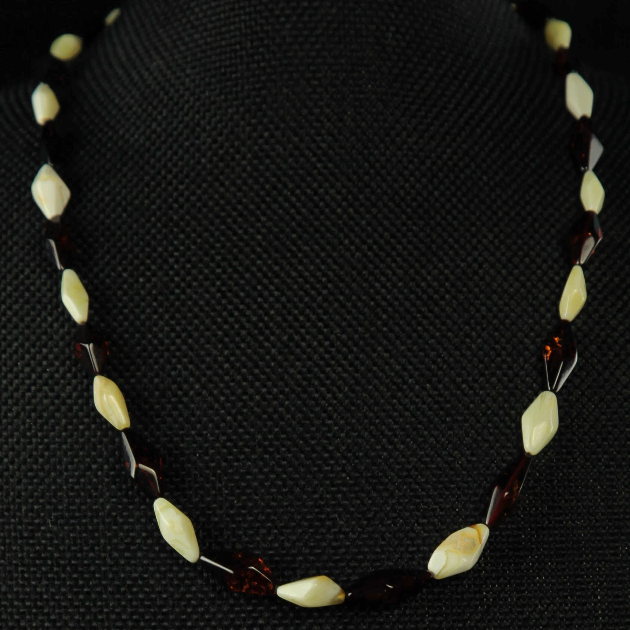 Янтарные бусы